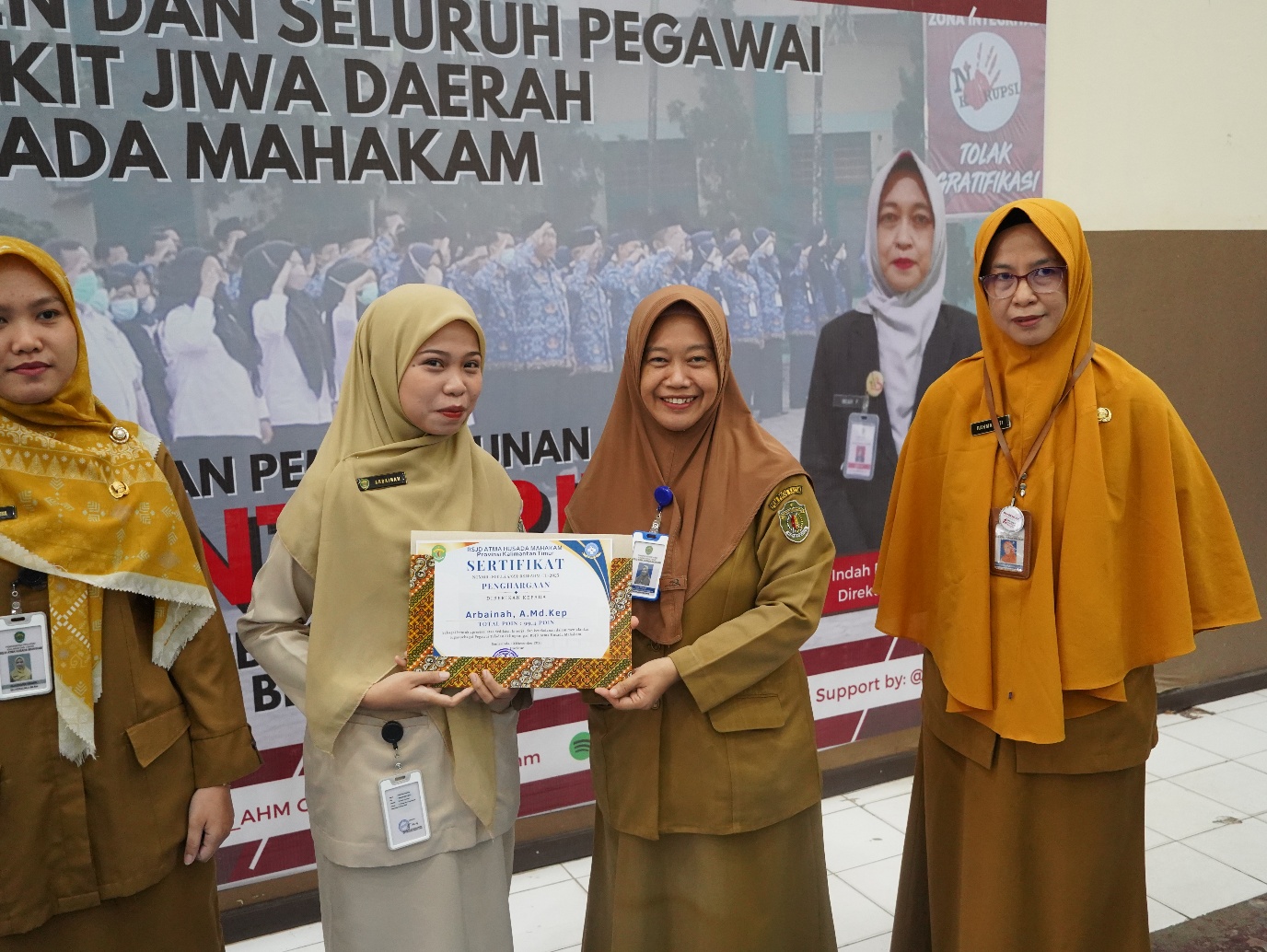 PENYERAHAN PIAGAM PEGAWAI TELADAN TW III RSJD AHM DALAM KEGIATAN APEL PAGI