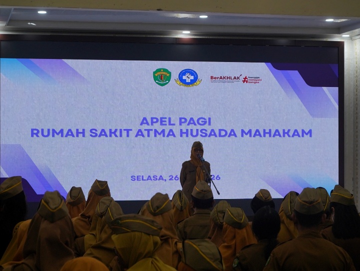 Perdana Kenakan Topi Mutz, Direktur RSJD Atma Husada Mahakam Pimpin Apel Pagi Sekaligus Melepas Purna Tugas Pegawai
